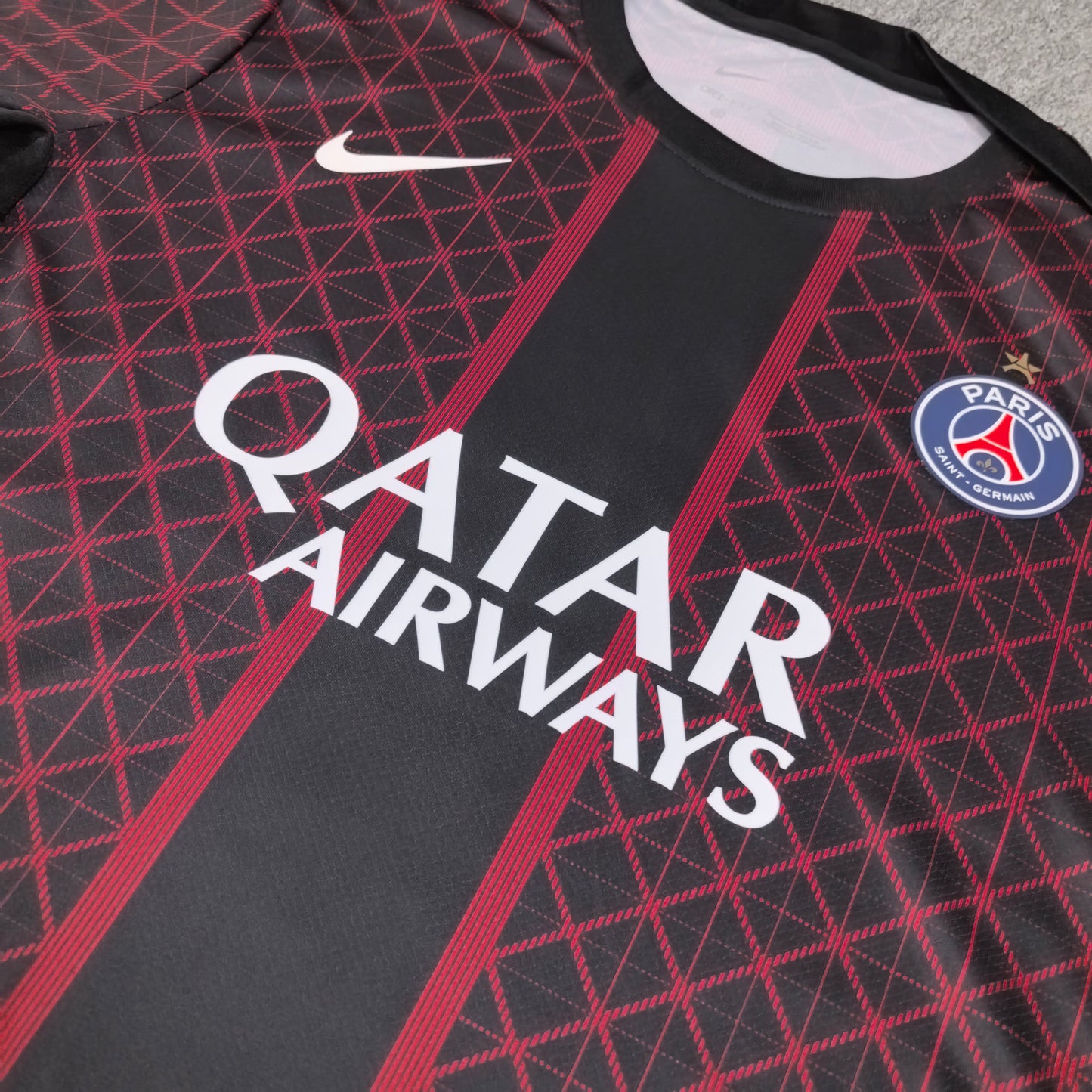 Tenue d'entraînement Paris 25-26 - noir et rouge
