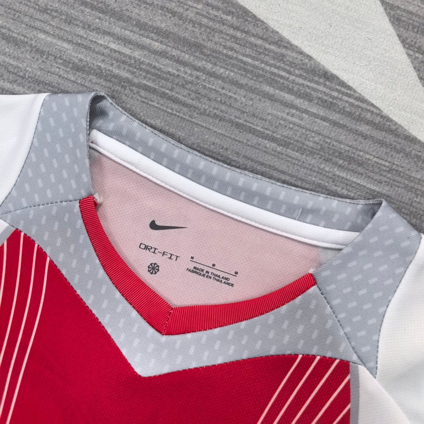 Maillot d'entraînement rouge de Barcelone